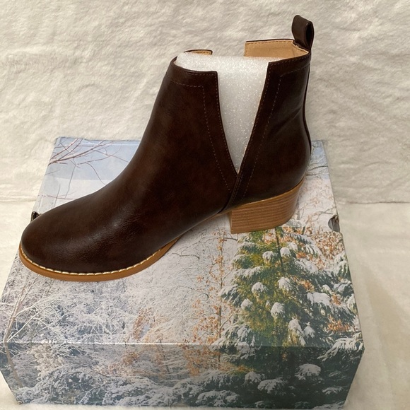 Shoes - Women's ankle booties with V cut size 7